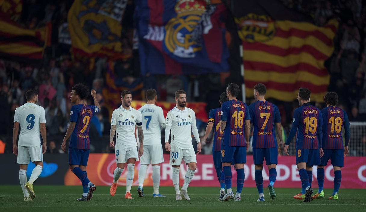 Rivalité passionnée entre le Real Madrid et le FC Barcelone en football.